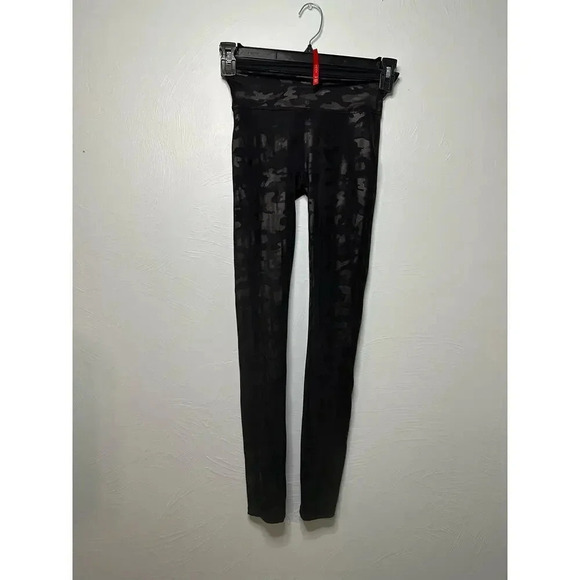 Spanx Camo Faux Leather Leggings Size Small Black Athleisure Active Workout - Picture 1 of 7